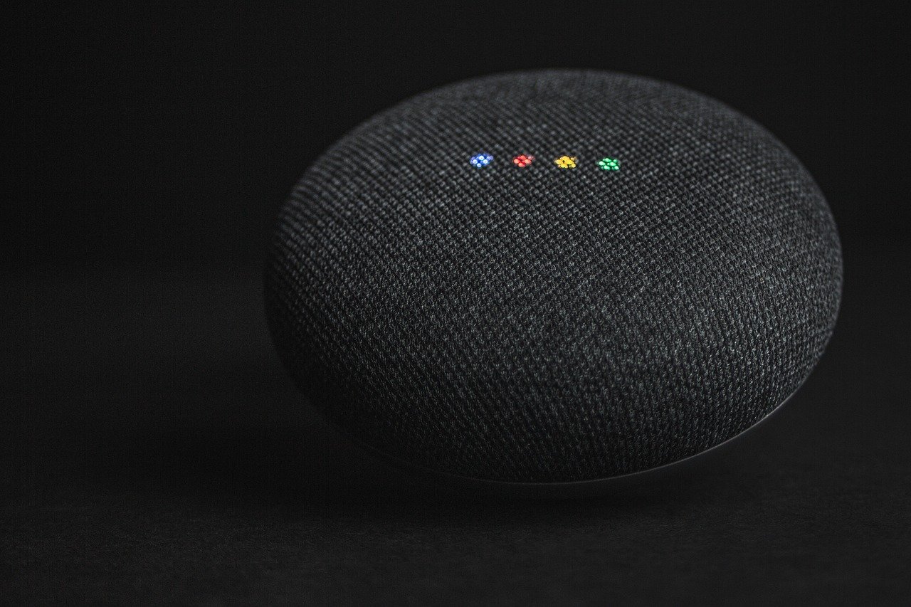 Voice assistant smart speaker device for hands-free control